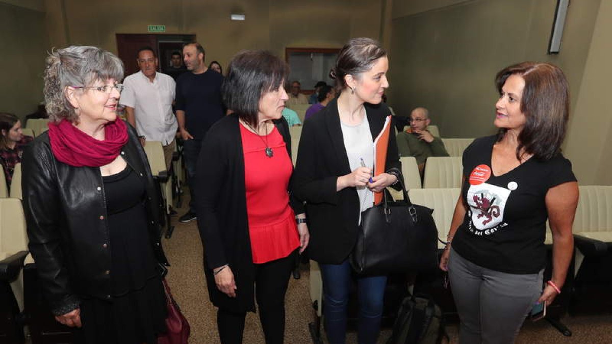 Eva Solla acudió a Ponferrada a la mesa de debate del PCE sobre el futuro de Compostilla. ANA F. BARREDO