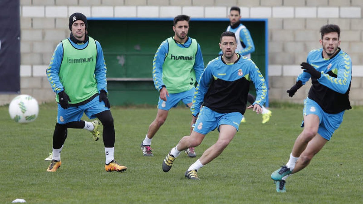 Francisco Regalón, segundo por la derecha, se entrenó ayer con el resto de sus compañeros y hoy será incluido en la lista de convocados. JESÚS F. SALVADORES