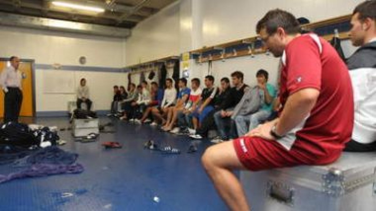 El director deportivo, Santiago Vega, izquierda, apoya a la plantilla culturalista en sus exigencias