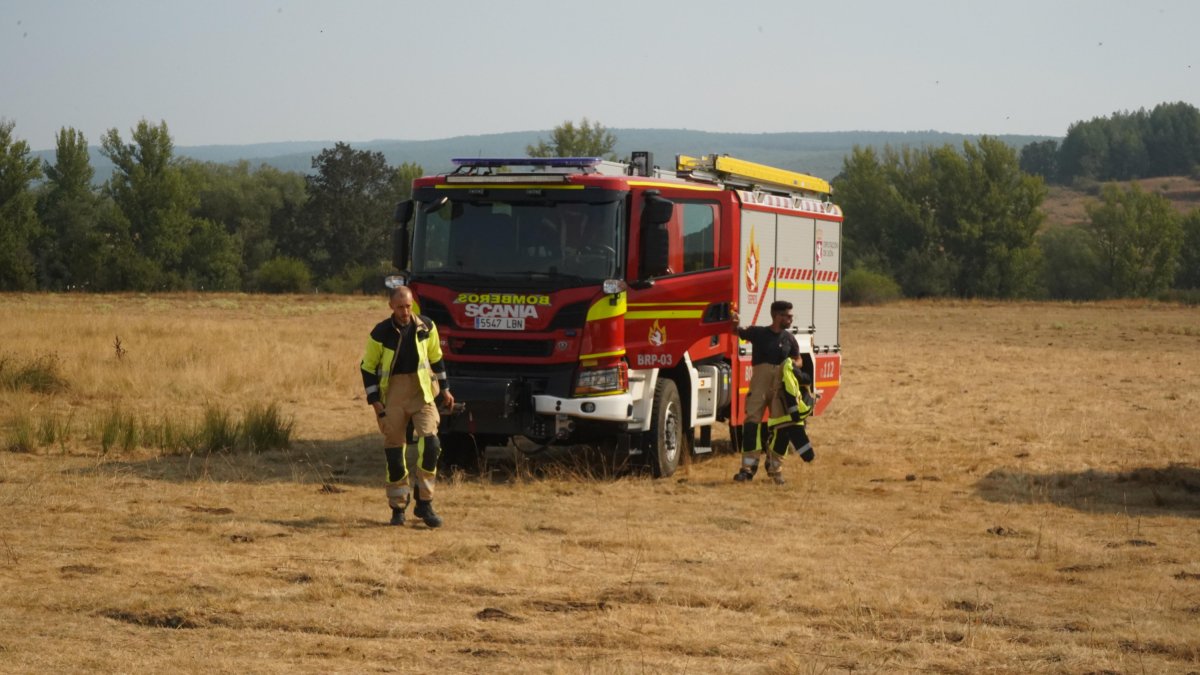 Parte del operativo que se desplazó este jueves al lugar del incendio. J. NOTARIO