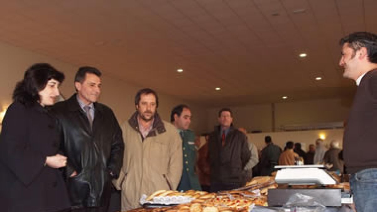 Fidentino Reyero inauguró la feria en compañía de la alcaldesa, Ángeles García, y el diputado Lupici