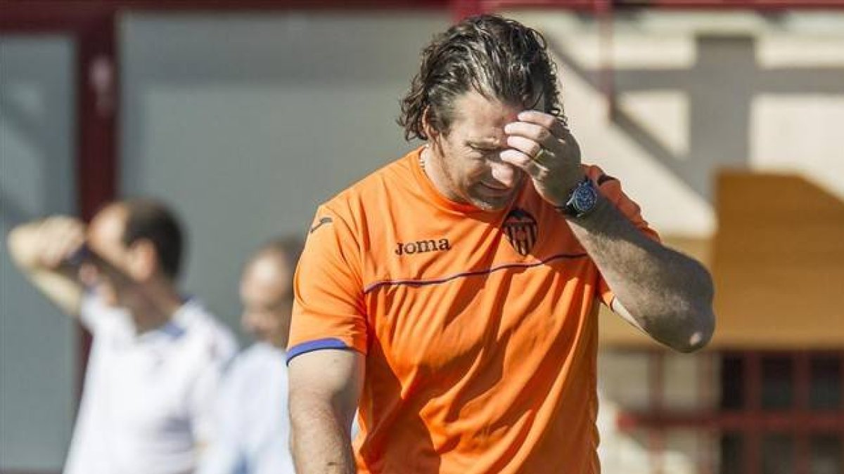 Pizzi, en un entrenamiento del Valencia en Paterna.
