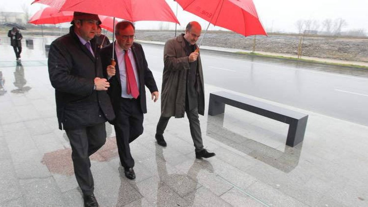 Riesco y Ruiz, ayer recorriendo la urbanización y el nuevo vial, bajo el mismo paraguas.