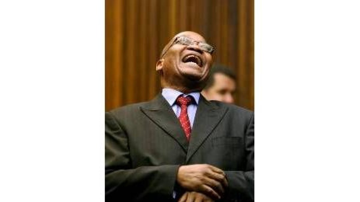 El ex vicepresidente Zuma sonríe tras ser declarado inocente.