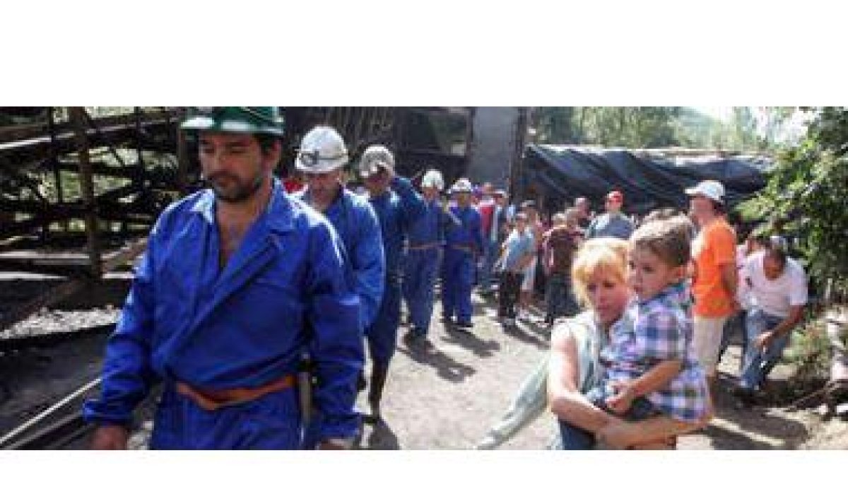 Los compañeros de tajo de los encerrados se disponen a bajar a la mina a media mañana.
