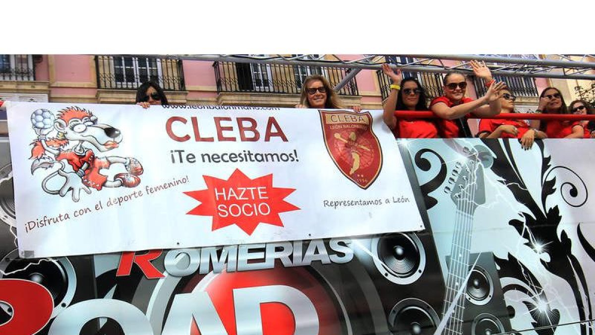 Las jugadoras del Cleba en su llamativo autobús intentando captar nuevos socios.
