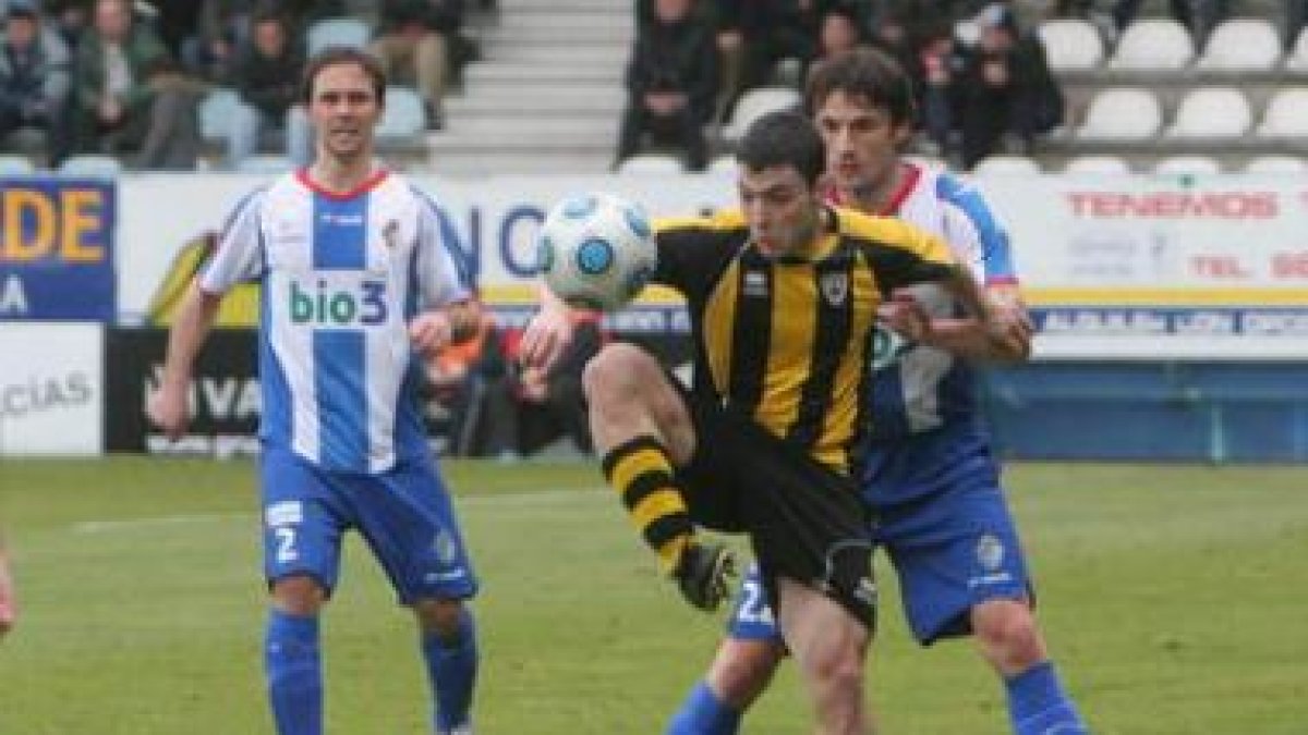 Alcaide volverá hoy al lateral derecho blanquiazul.