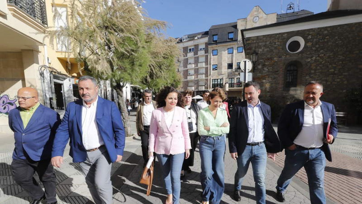 Raquel Sánchez, con los líderes del partido en la provincia y en la comarca del Bierzo. L. DE LA MATA