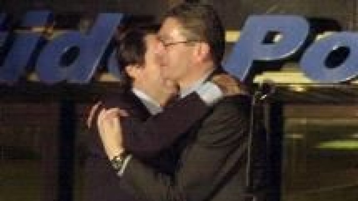 Aznar abraza a Ruiz-Gallardón en el balcón de la sede nacional del PP