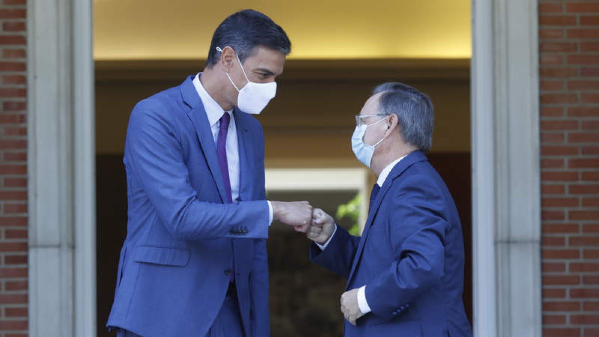 El presidente del Gobierno, Pedro Sánchez, saluda ayer en la Moncloa al presidente de Ceuta, Juan Jesús Vivas. JUAN CARLOS HIDALGO
