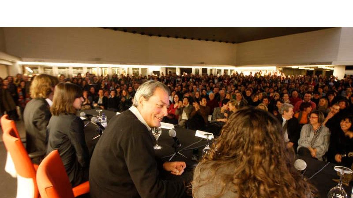 Más de 800 personas abarrotaron el Musac en 2009 para ver a Paul Auster. Avilés, Murcia y Córdoba ya se interesaron en su día por hacerse con el premio. J. F. SALVADORES