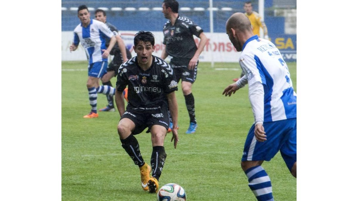 Coutado frente a un rival en el partido disputado en Avilés
