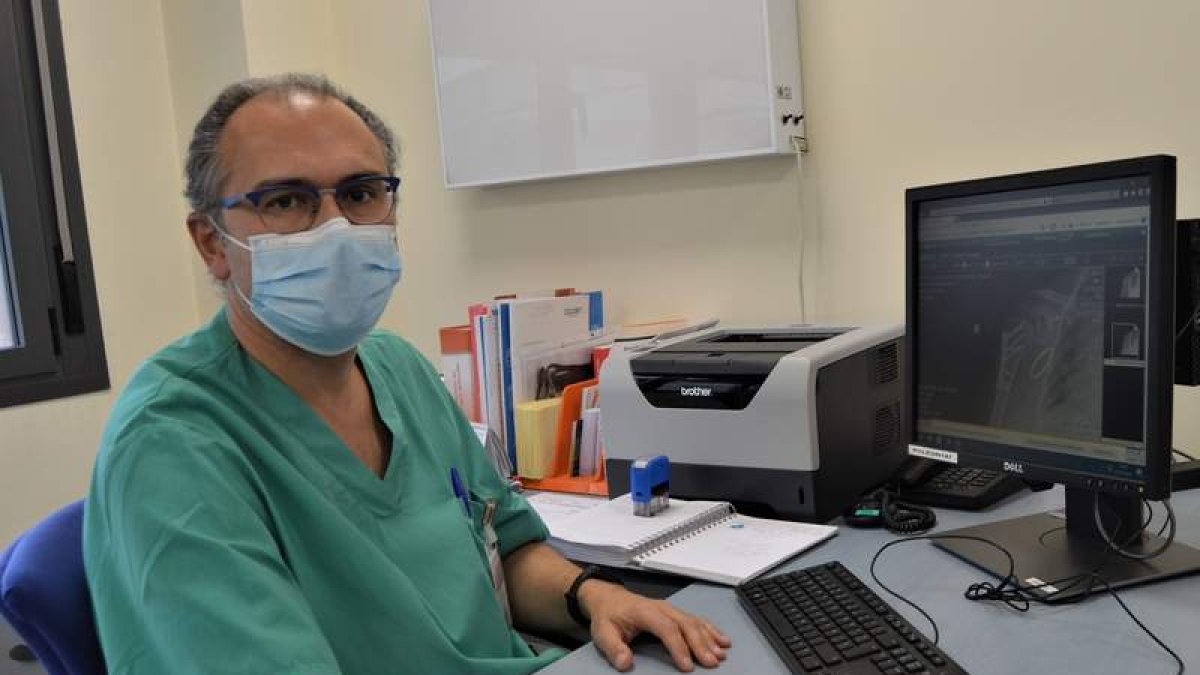 El doctor Luis T. Gervás está al frente de la Unidad de Accidentes de Tráfico en San Juan de Dios. DL