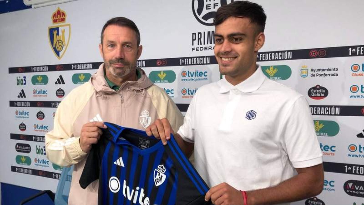Palanca fue presentado ayer por Sietes agarrando la camiseta de la segunda equipación de la Deportiva, que podría estrenarse en Lugo. SDP