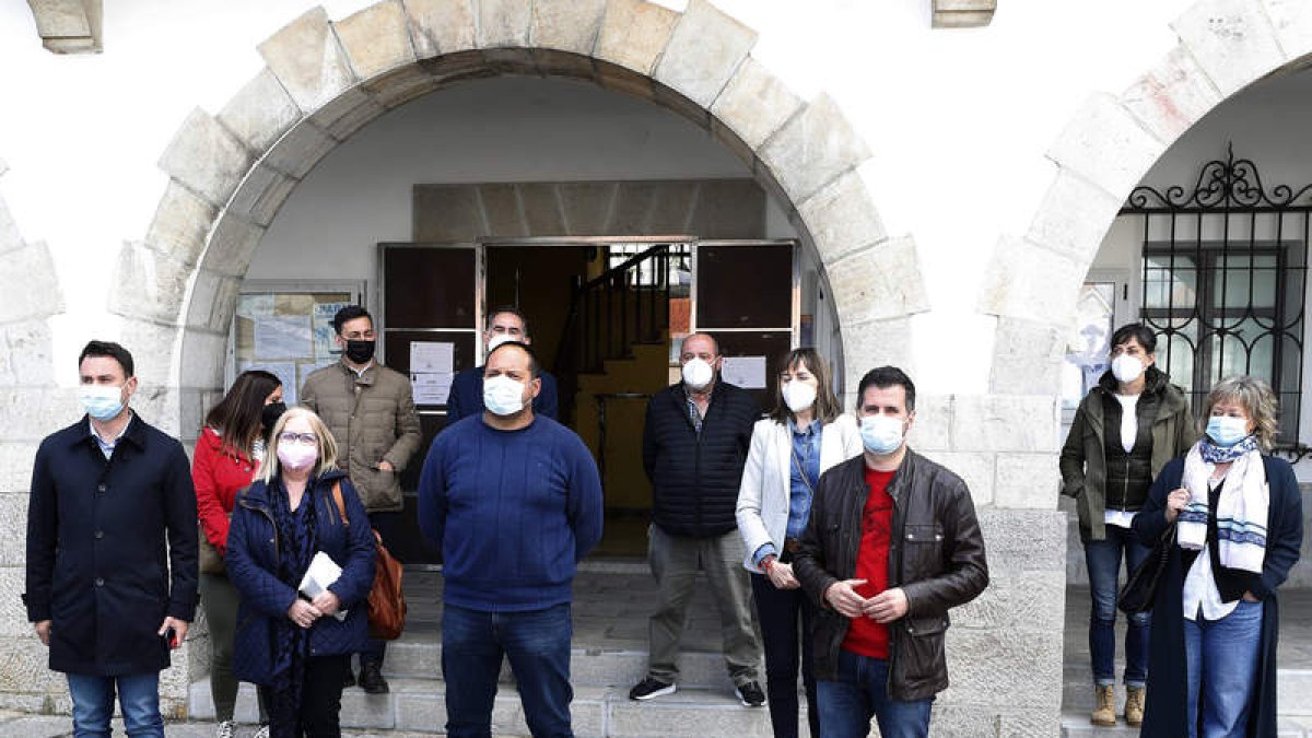 Foto de familia de los cargos socialistas que se reunieron ayer en Villamanín. RAMIRO