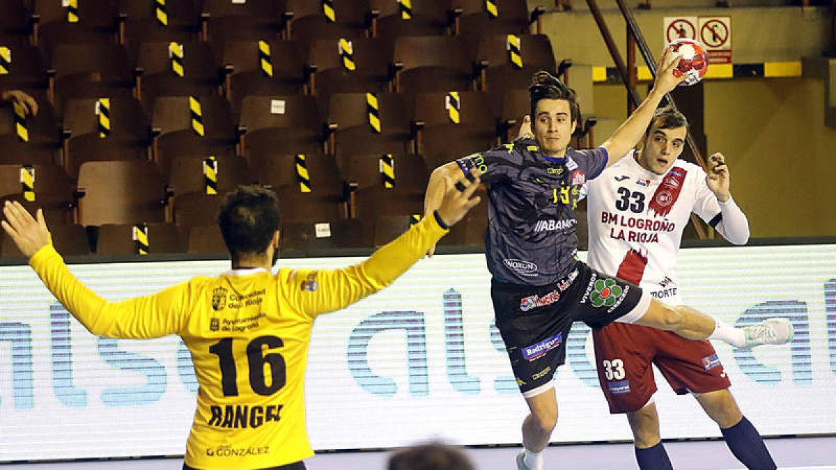 Gonzalo en el partido que el Ademar disputó en el Palacio la pasada temporada frente al Logroño. MARCIANO PÉREZ