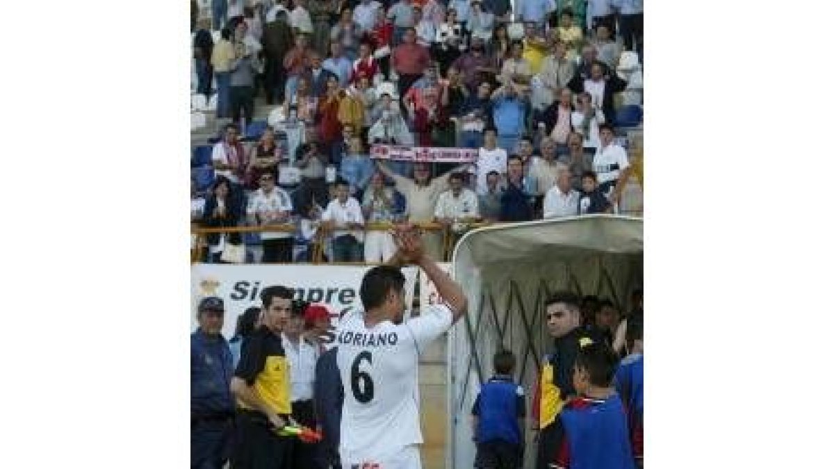 Adriano se despide de la afición culturalista al finalizar el encuentro