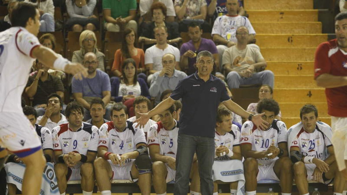 El entrenador del Ademar, Isidoro Martínez, durante un partido de Liga Asobal en el Palacio Municipal de Deportes.
