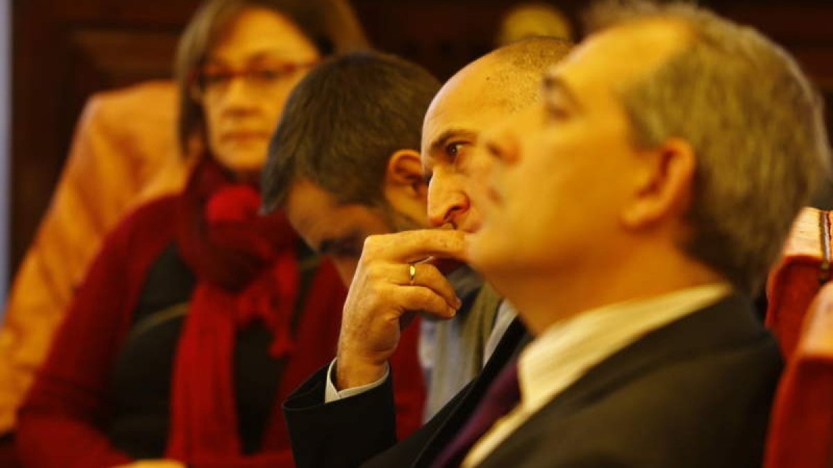 Vicente Canuria será el hombre fuerte del grupo municipal socialista de Diez, del que sale Evelia Fernández (al fondo). DL