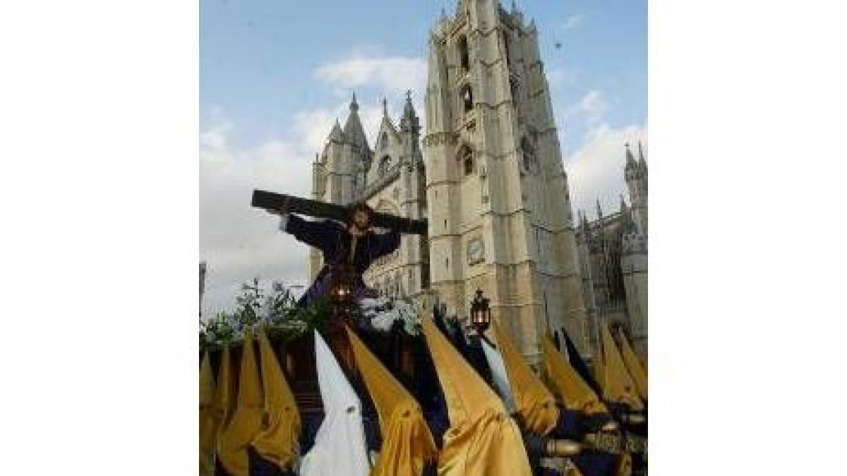 Las hermanas de la Agonía desfilaron delante de la Catedral con su imagen