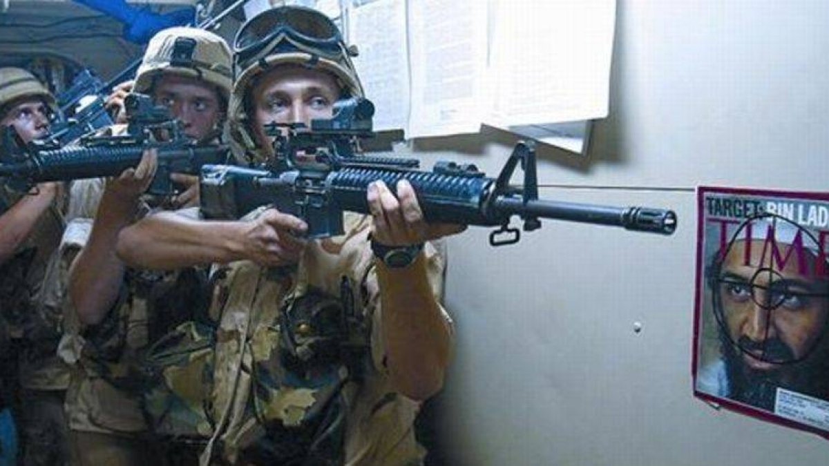 Preparación 8 Unos marines se entrenan en el combate urbano junto a una imagen de Bin Laden.