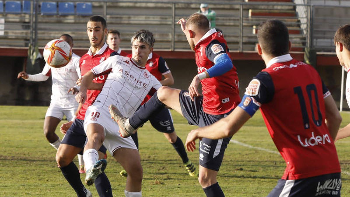 El equipo leonés se la juega frente a un conjunto abulense ya clasificado para el play off. MARCIANO PÉREZ