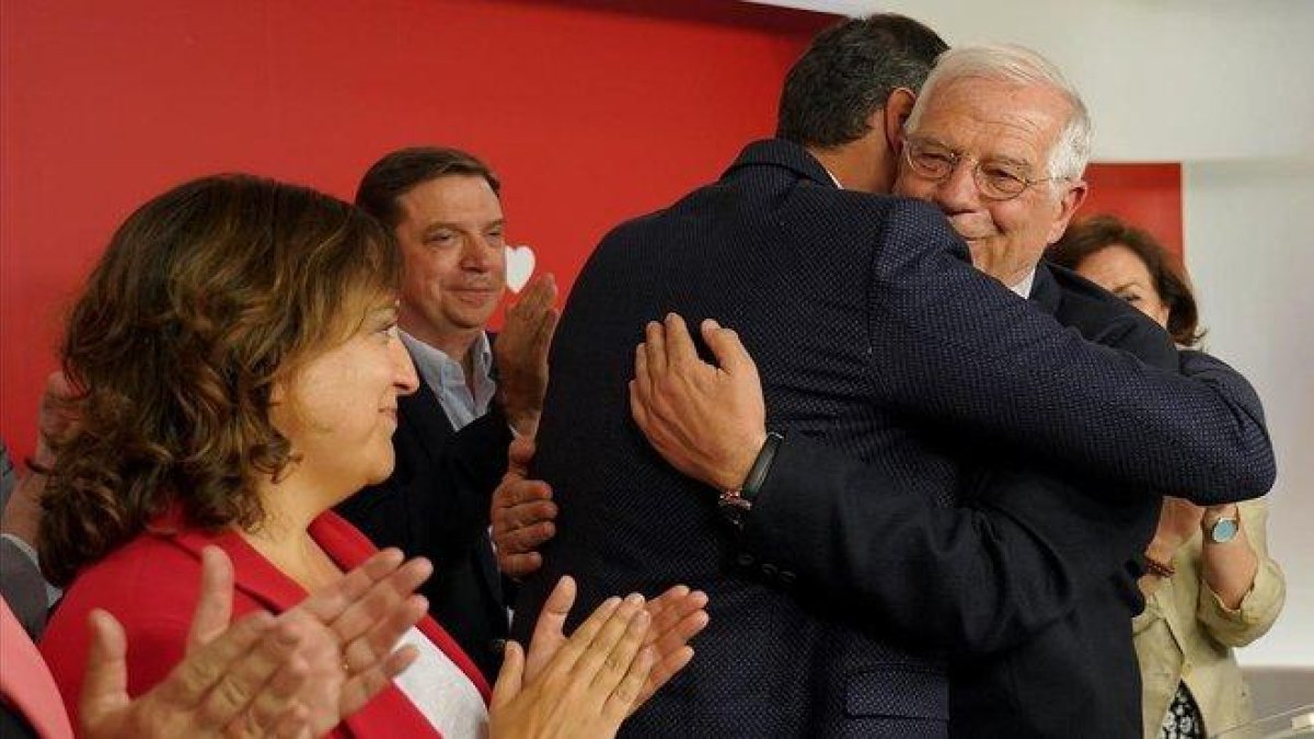 Pedro Sánchez se abraza a Josep Borrell celebrando los resultados electorales en Europa.
