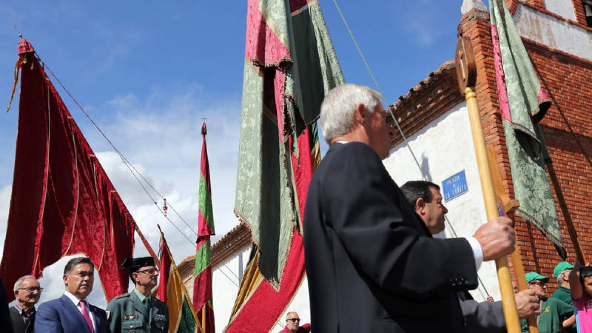 Barazón, junto al teniente coronel de la Guardia Civil, durante la procesión