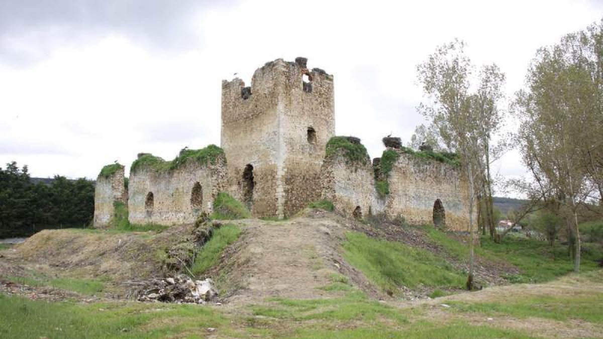 Castillo de Villapadierna del siglo XV en el que se pretenden acometer mejoras. CAMPOS