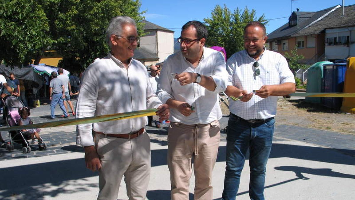 Santiago Rodríguez, García del Blanco y Courel, ayer ante la cinta inaugural en el Espino. M. M.