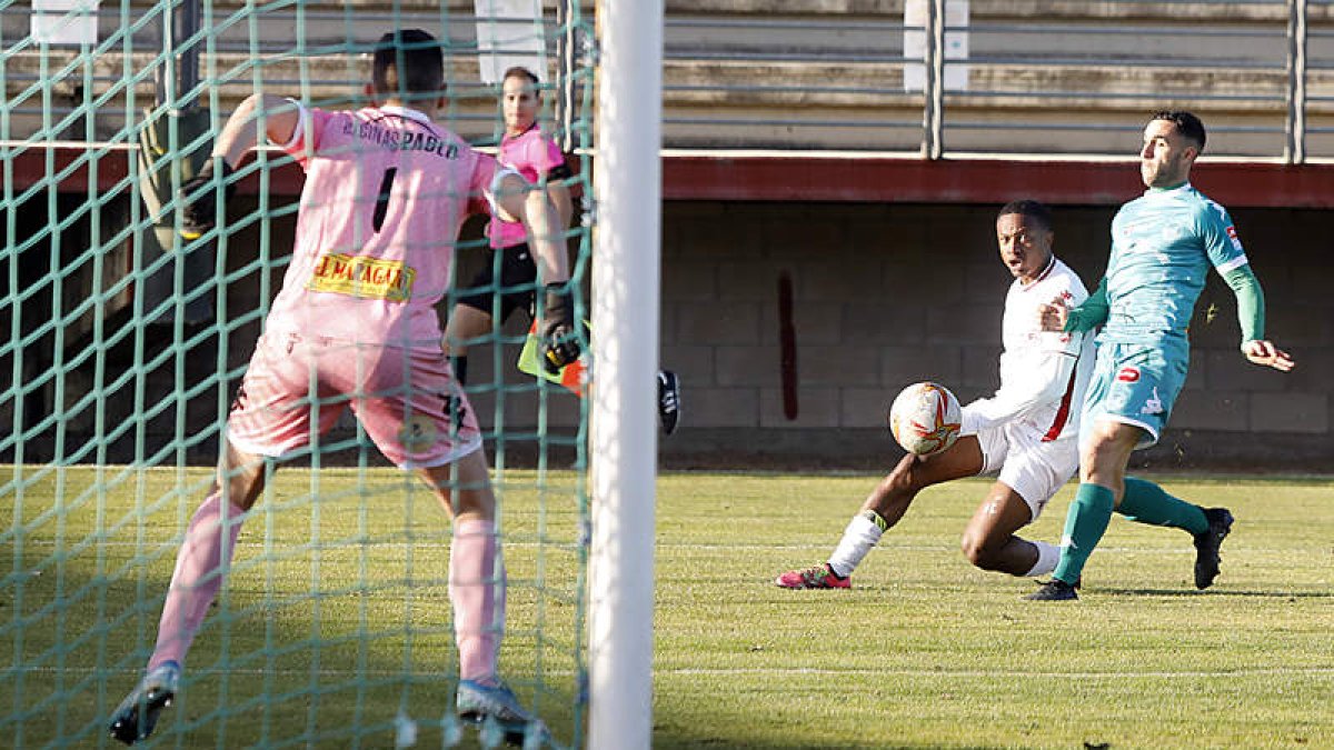 El partido entre el Júpiter Leonés y el Atlético Astorga siempre supone máxima rivalidad. MIGUEL F. B.