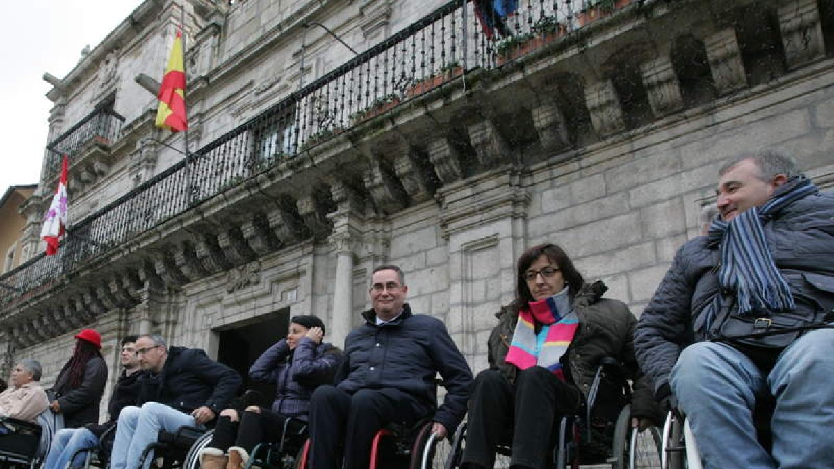 Ediles y representantes de Ambi se fotografiaron a finales del año pasado para reclamar mejoras. A. BARREDO