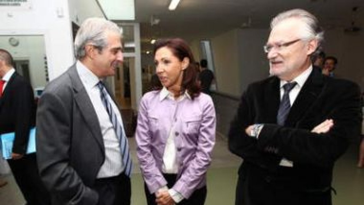 Azuara con la vicerrectora de Economía de la ULE y el director del Campus Noroeste de la Uned.