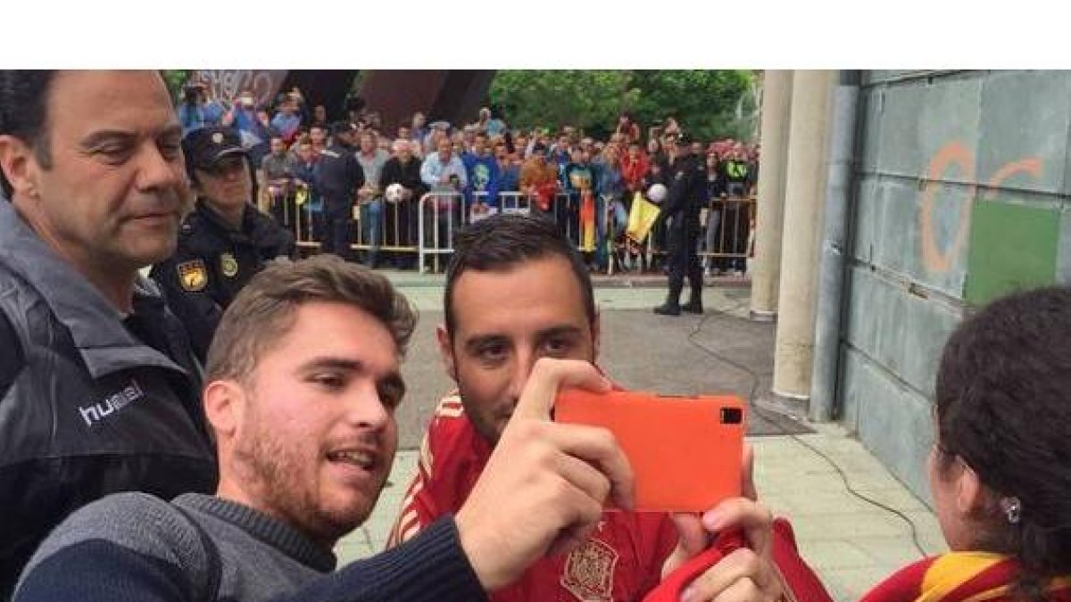Cazorla, el jugador más cercano con la afición, se hace un selfi al acabar el entrenamiento en el Reino de León esta mañana