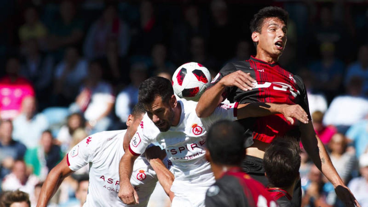 La imagen recoge el momento en el que el delantero Aridane (su rostro tapado) cabecea a la red tras el saque de esquina botado por Hugo Rodríguez. GUILLERMO MARCOS