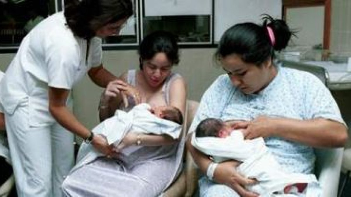 Una enfermera explica a un grupo de madres recientes cómo amamantar a sus hijos