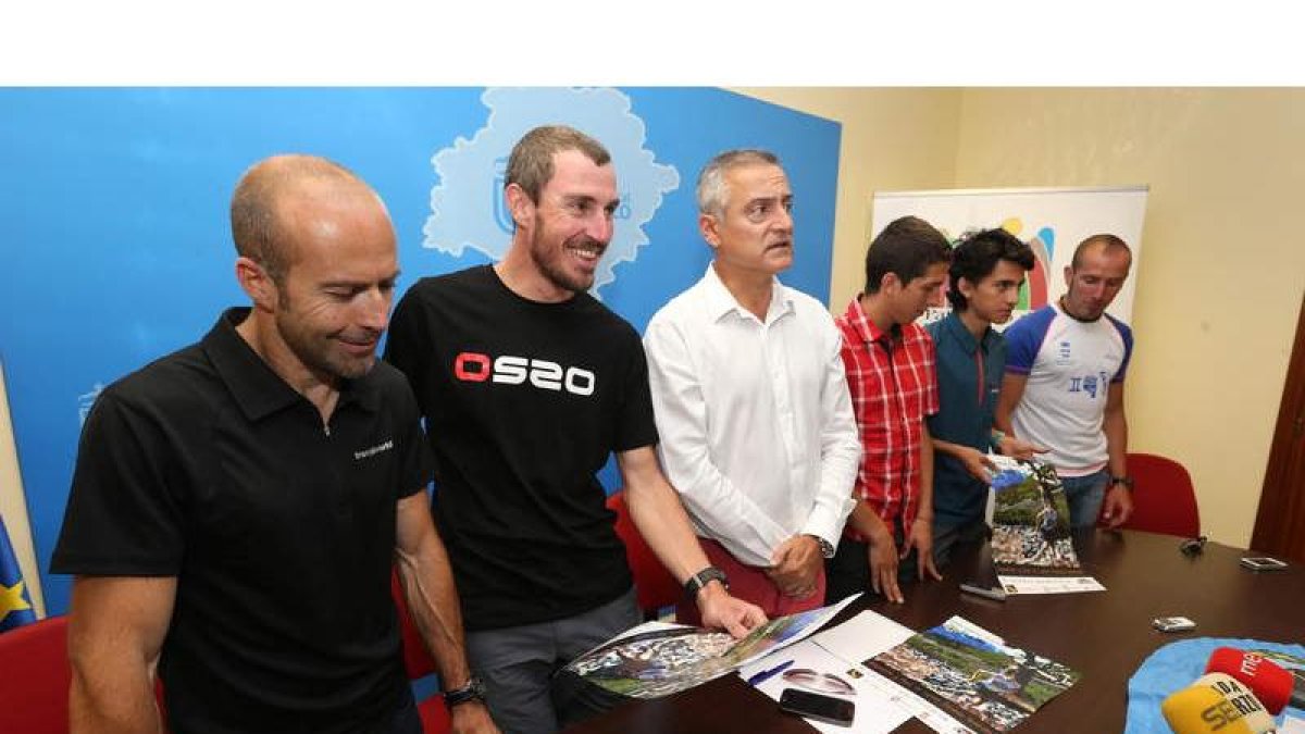 Raúl García, Lolo Díez y el alcalde de Palacios, Fernando Fernández, en la presentación.