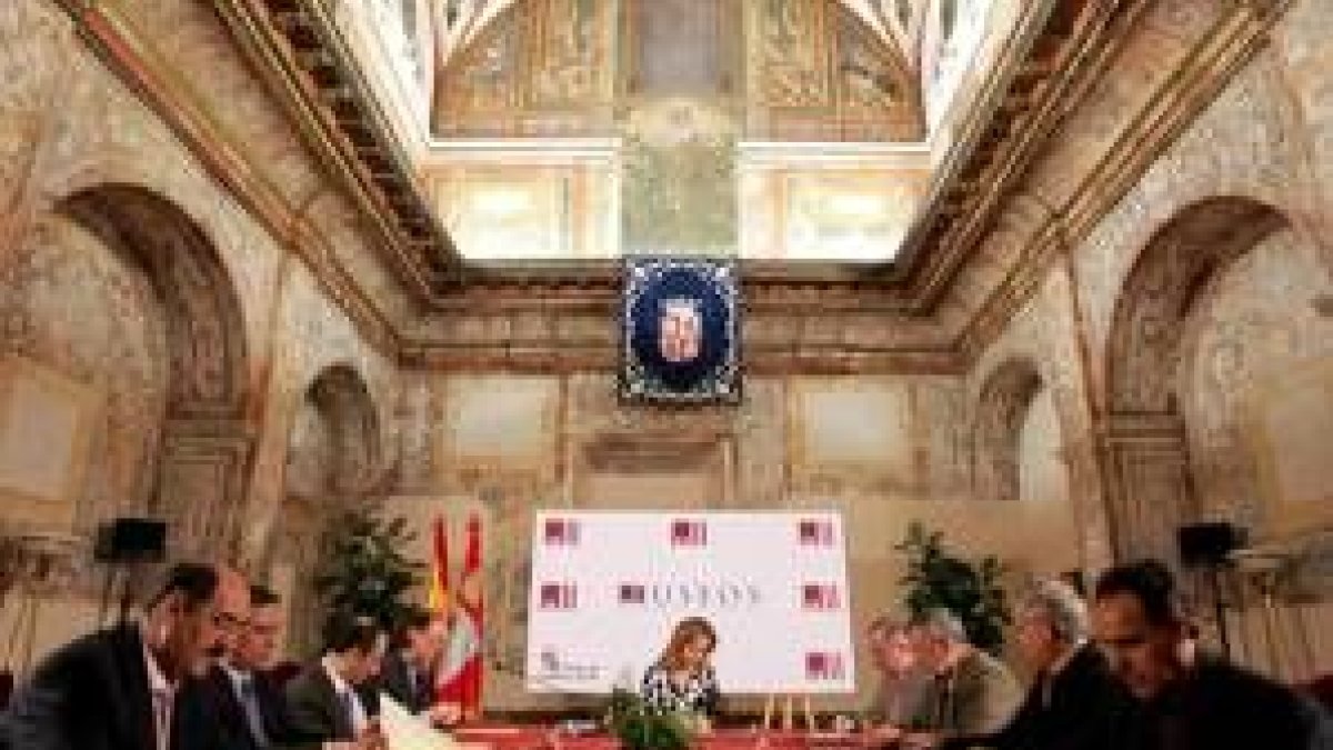 El alcalde de Astorga, en primer plano a la derecha, durante la firma del convenio