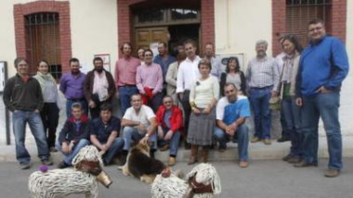 Científicos, ganaderos, socios de Amigos del Pastor de Barrios de Luna y técnicos.