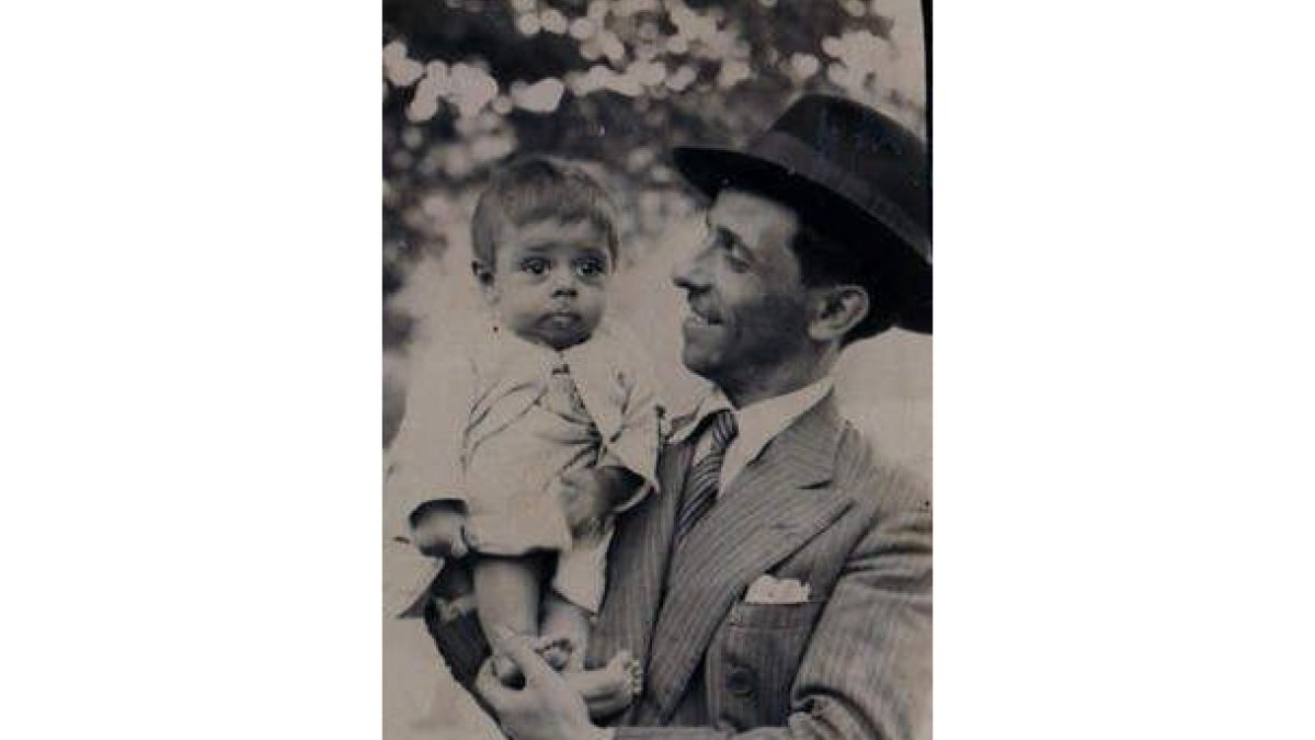 Juan García Herrero sostiene en brazos a su hijo José Luis García Herrero, en torno a 1931-1932.