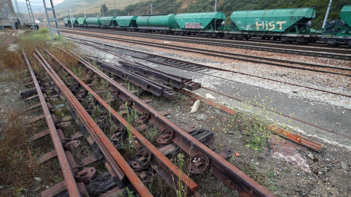 El tramo ferroviario entre León y la entrada de los túneles se lleva una inversión de casi 47 millones de euros. RAMIRO.