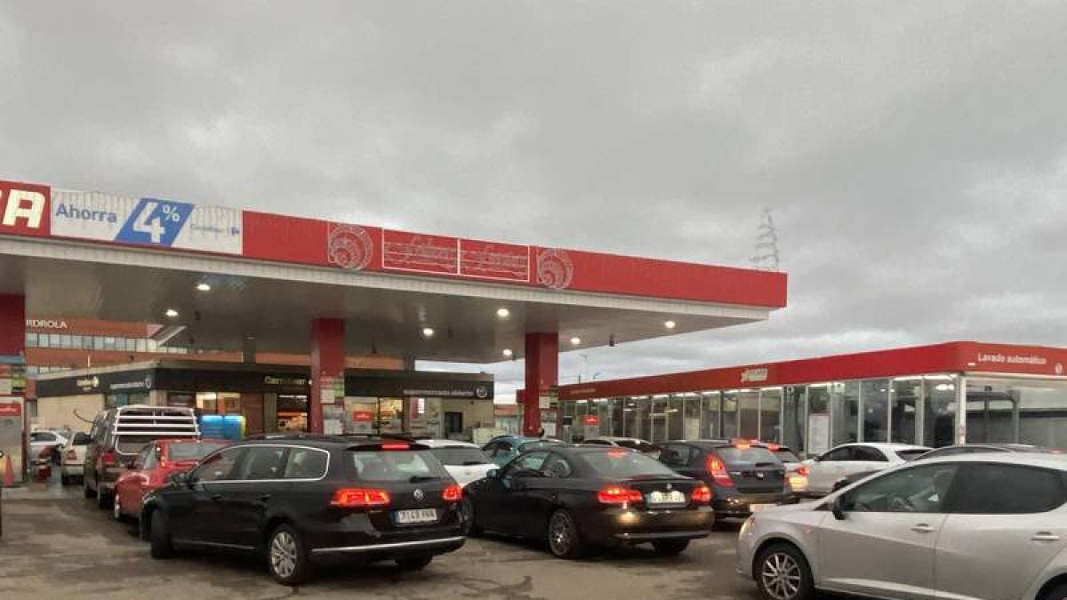 Imagen de colas para repostar en una gasolinera. RAMIRO