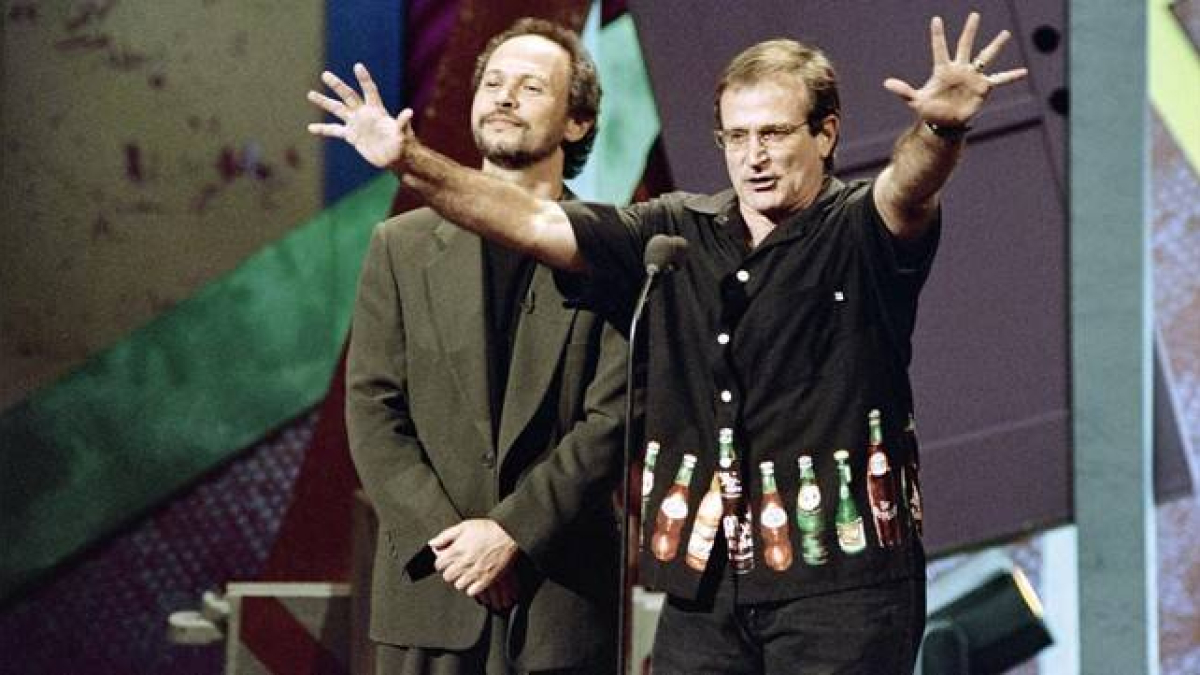 El malogrado actor Robin Williams (derecha) y el cómico Billy Crystal, en 1995, durante el 'show televisivo de la HBO 'Comic Relief VII'.