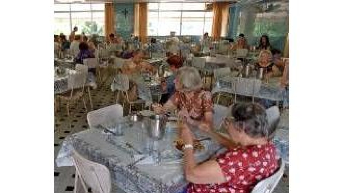 Un grupo de españoles que emigraron a Brasil come en una residencia fundada por un emigrante gallego