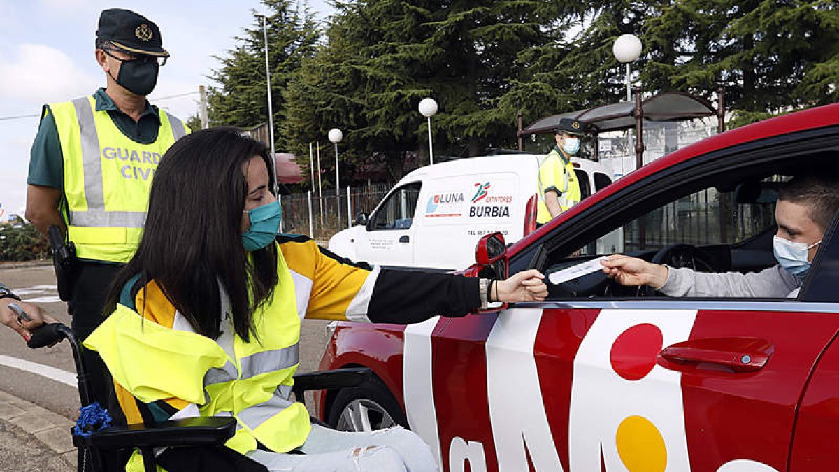 Sara Aller, voluntaria de Aspaym, conciencia a los conductores sobre los riesgos al volante. MARCIANO PÉREZ