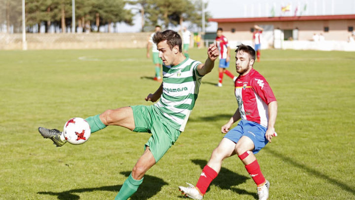 Partido de fútbol entre La Virgen y Atlético Tordesillas. F. Otero Perandones.