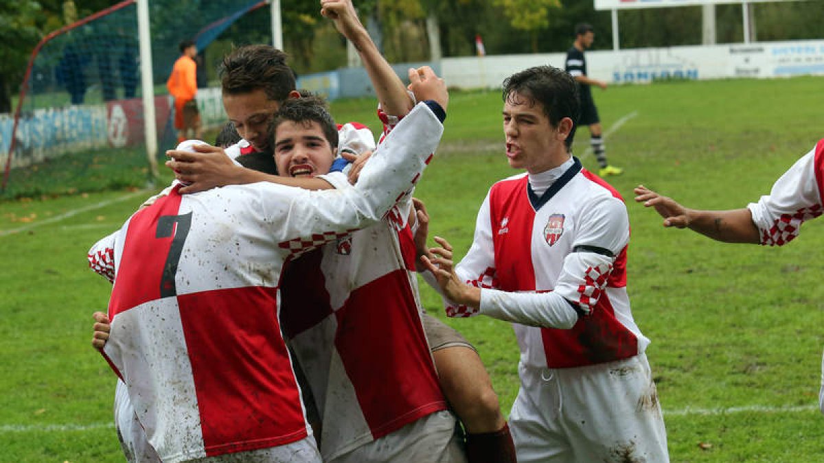 El equipo arlequinado celebra su primera victoria.
