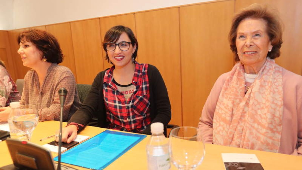 Sara R. Gallardo, entre Ester Folgueral y la viuda de Pereira, Úrsula Rodríguez, ayer. L. DE LA MATA