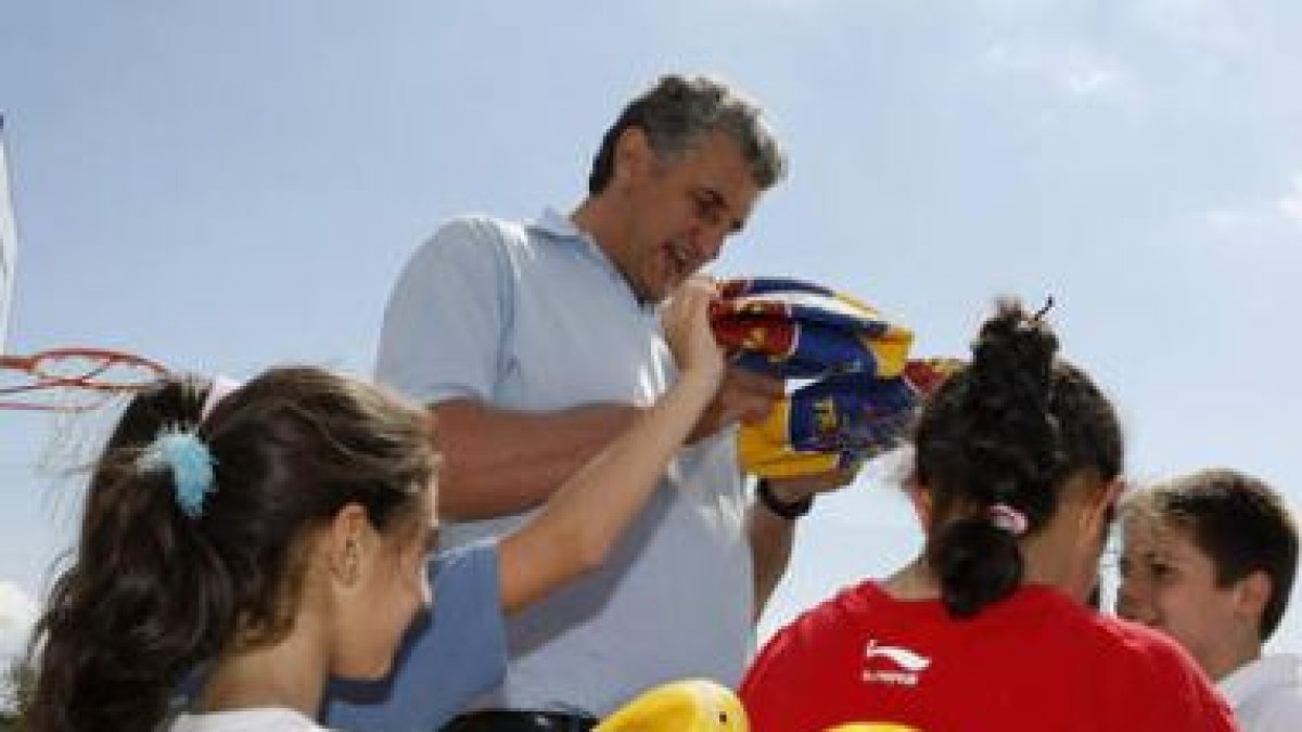 Fernando Romay se ha convertido en un profesor muy cualificado y admirado para los niños.