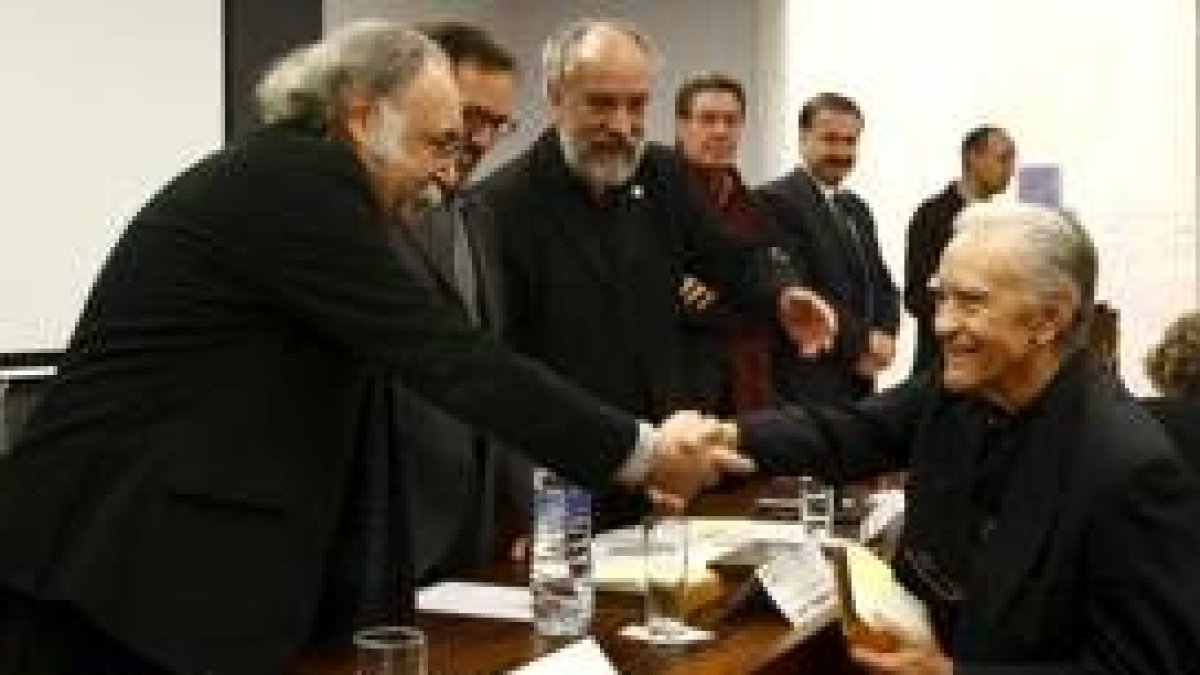 El padre Coello recoge su distinción por el santuario de La Virgen